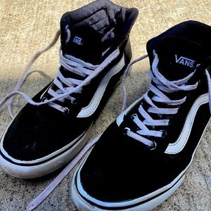 PRICE DROP! ❤️‍🔥Old Skool Vans❤️‍🔥. Black pre-used Vans. Size 7.5.